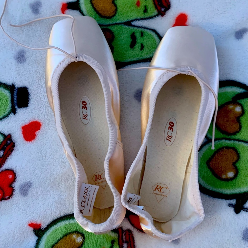 R Class RC-30 Pointe Shoe